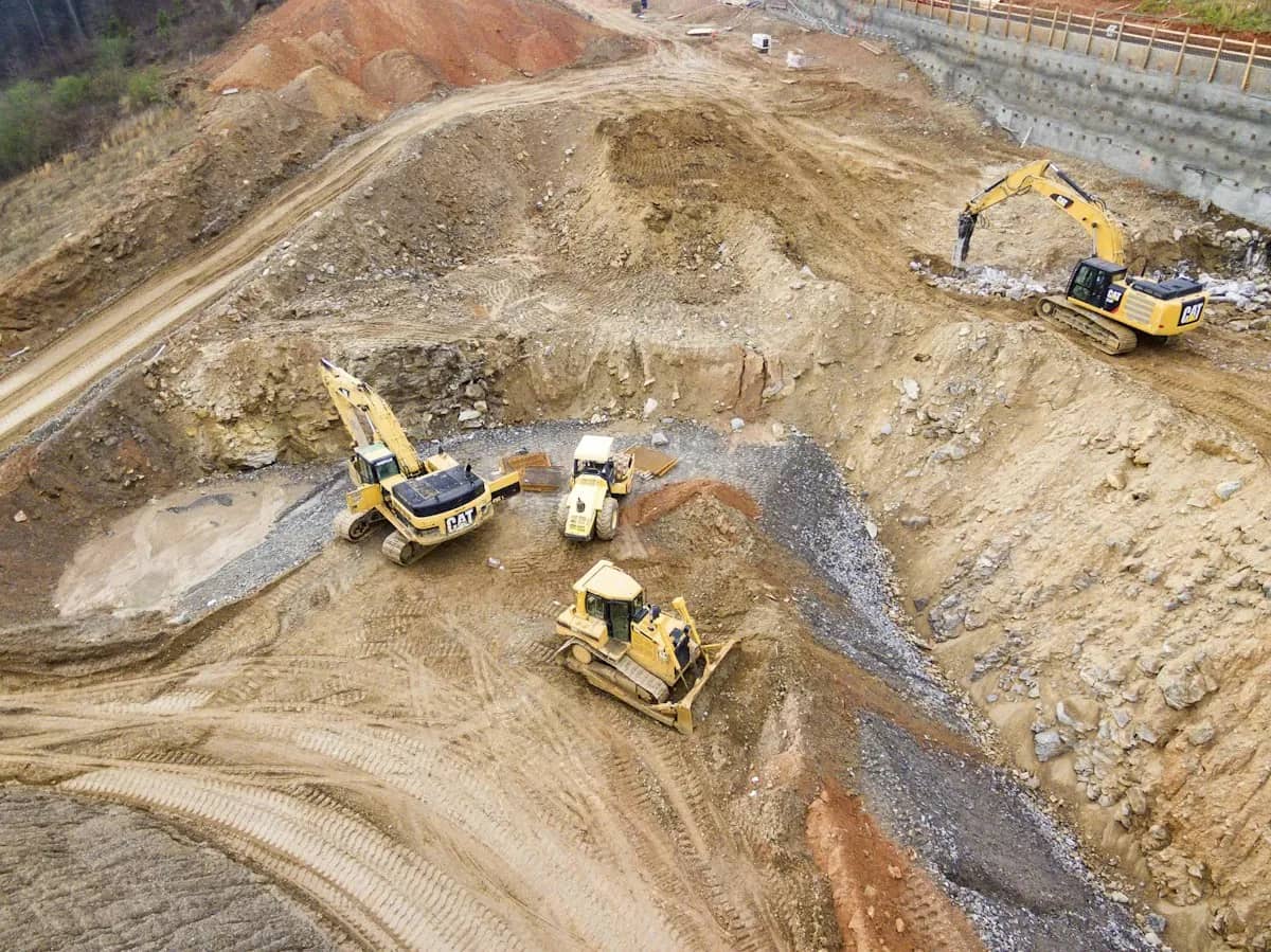 Terreno em terraplanagem com máquinas movimentando terra e areia